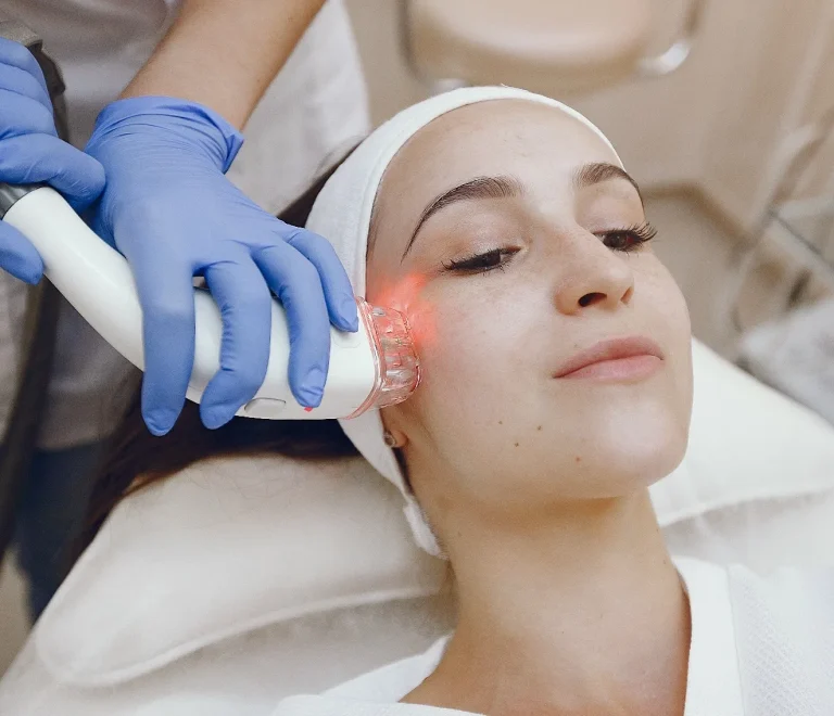 الفرق بين الليزر وتقنية الفراكشنال فى علاج البشرة وإزالة الآثار