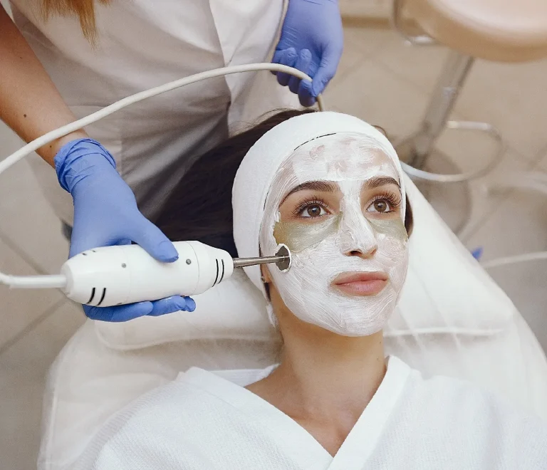 تفتيح البشرة وعلاج التصبغات بطرق طبية آمنة للحصول على لون موحد