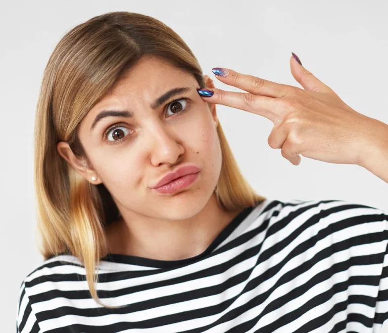 الهالات السوداء تحت العين: الأسباب وأفضل الإجراءات التجميلية الآمنة لعلاجها