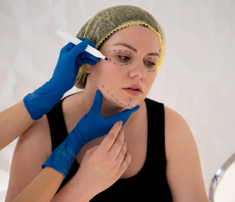 تحديد ملامح الوجه: جمال متناسق وبروز طبيعي للخصائص