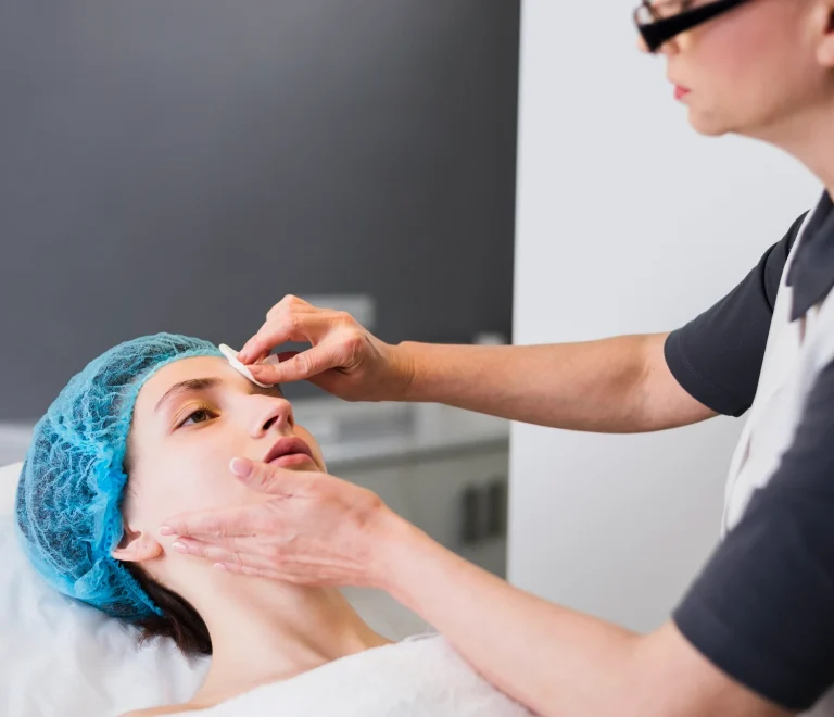 علاج بهتان وأكسدة البشرة : استعادة الإشراقة والنضارة من الجذور